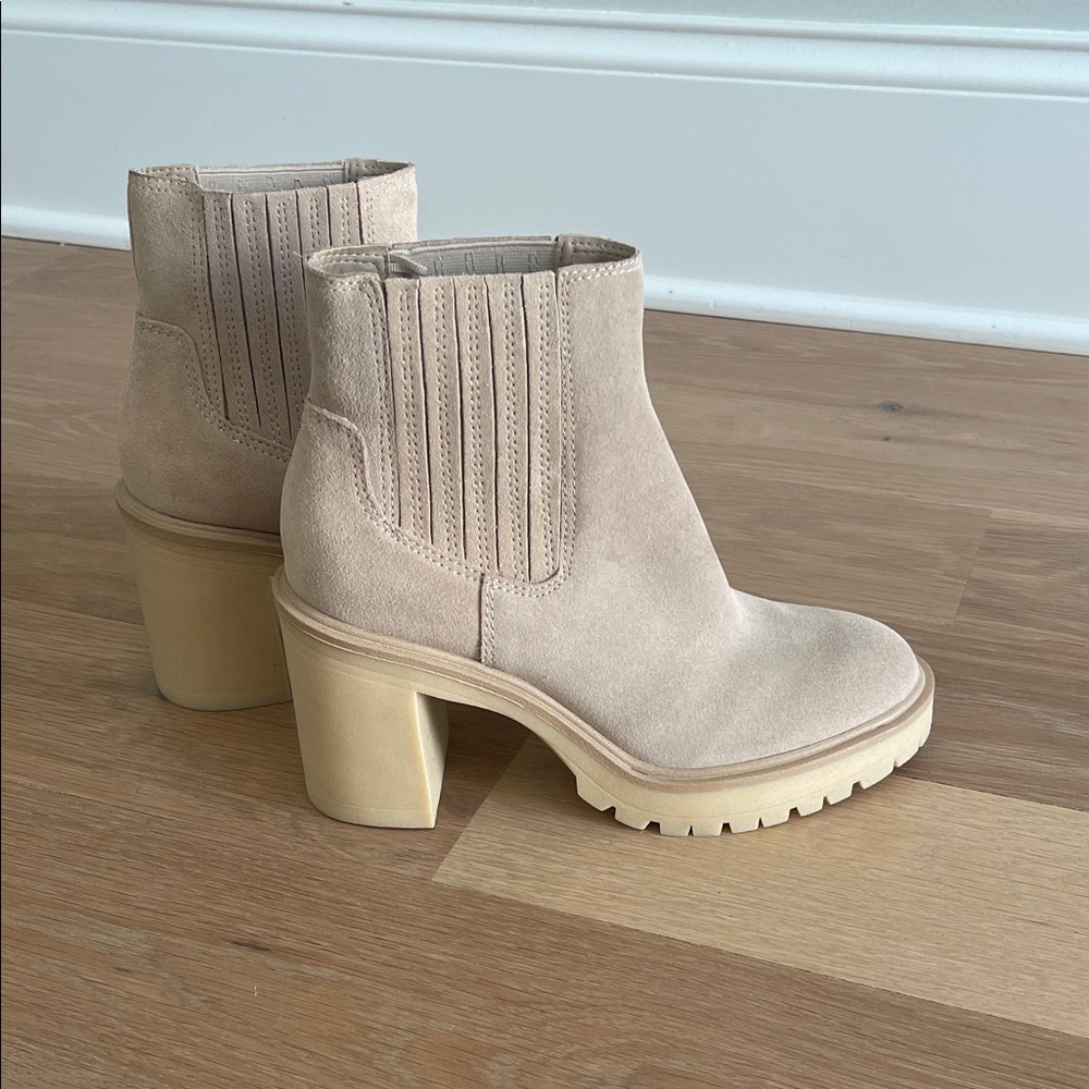 NWOT Dolce Vita Stylish Tan Ankle Boots for Women